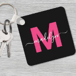 Hot Pink Black Script Name Monogram Schlüsselanhänger<br><div class="desc">Erstellen Sie Ihren eigenen stilvollen, modernen Schlüsselanhänger in Schwarz und Rosa Monogram Square. Dieser elegante quadratische Schlüsselanhänger bringt eine moderne und personalisierte Touch in Ihre Alltagsessenzen. Das Design verfügt über ein fett rosa Monogramm, das zunächst auf einem soliden schwarzen Hintergrund zentriert ist und in elegantem, weißem Skript überlagert ist. Das...</div>