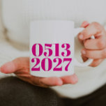 Hot Pink Bold Wedding Date Verlobung Geschenke Kaffeetasse<br><div class="desc">Dies ist eine kühne, moderne heiß rosa Hochzeitstag Tasse. Alle Farben und Schriftart sind bearbeitbar. Diese lustige Hochzeitsplanung ist das ideale Geschenk für ein verlobtes Ehepaar, das die Hochzeitsplanung beginnt! // Für passende Artikel besuchen Sie bitte die Kollektion "WEDDING PLANNING" im Shop von By Nicole Designs Zazzle. * Wenn Ihnen...</div>