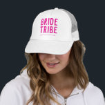 Hot Pink Chic Bribe Tribe Bridesmaid Truckerkappe<br><div class="desc">Hot Pink Chic Bride Stamm Bridesmaid Trucker Hat</div>