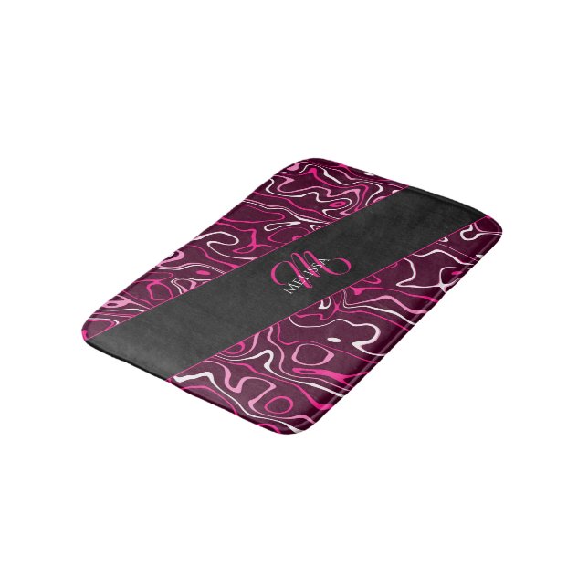 Hot pink damascus abstract swirls Custom Monogram Badematte (Schrägansicht)