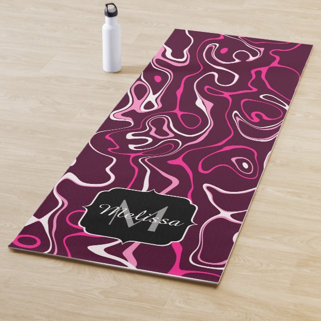 Hot pink damascus abstract swirls Custom Monogram Yogamatte (Beispiel)