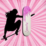Hot Pink Glitzer Skateboard<br><div class="desc">Skateboard rosa personalisiert - passen Sie Ihre eigenen an. KLICKEN SIE AUF PERSONALISIEREN SIE DIE VORLAGE UND GEBEN SIE EINEN NAMEN. Unsere Skateboards sind so süß wie sie aussehen, und ein wunderbares Geschenk für einen Geburtstag oder Skate Park. Eine tolle Geschenkidee für einen großen Katzenliebhaber. ⭐ Dieses Produkt ist zu...</div>