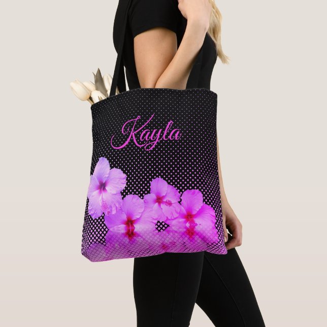 Hot-Pink-Hibiskus auf Schwarz und Rosa überprüft (Von Nahem)