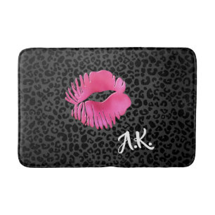 Hot Pink Lipgloss Kiss Black Leopard mit Monogramm Badematte