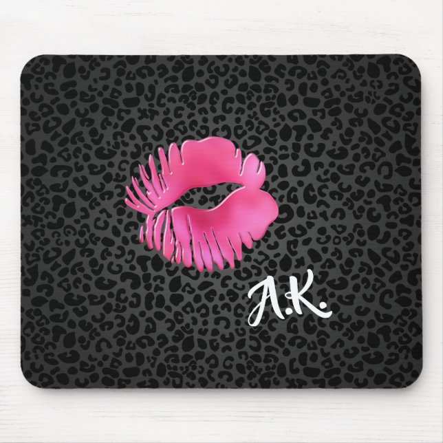 Hot Pink Lipgloss Kiss Black Leopard mit Monogramm Mousepad (Vorne)