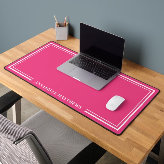 Hot Pink Minimalist Monogram Schreibtischunterlage (Büro 2)