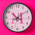 Hot Pink Modern Script Girl Monogram Name<br><div class="desc">Machen Sie mit unserer Hot Pink Modern Script Girly Monogram Name Large Clock eine mutige Aussage in Ihrem Raum! Mit einem lebhaften, heißen rosa Design und personalisiert mit Ihrem Namen in einem eleganten, modernen Drehbuch fügt diese Uhr jedem Zimmer eine stilvolle und persönliche Touch hinzu. Ideal für Schlafzimmer, Büroräume oder...</div>