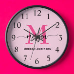 Hot Pink Modern Script Girl Monogram Name<br><div class="desc">Machen Sie mit unserer Hot Pink Modern Script Girly Monogram Name Large Clock eine mutige Aussage in Ihrem Raum! Mit einem lebhaften, heißen rosa Design und personalisiert mit Ihrem Namen in einem eleganten, modernen Drehbuch fügt diese Uhr jedem Zimmer eine stilvolle und persönliche Touch hinzu. Ideal für Schlafzimmer, Büroräume oder...</div>