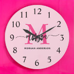 Hot Pink Modern Script Girl Monogram Name<br><div class="desc">Machen Sie mit unserer Hot Pink Modern Script Girly Monogram Name Large Clock eine mutige Aussage in Ihrem Raum! Mit einem lebhaften, heißen rosa Design und personalisiert mit Ihrem Namen in einem eleganten, modernen Drehbuch fügt diese Uhr jedem Zimmer eine stilvolle und persönliche Touch hinzu. Ideal für Schlafzimmer, Büroräume oder...</div>