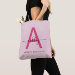 Hot Pink Modern Script Girl Monogram Name<br><div class="desc">Mit dieser Tasche aus Monogramm heben Sie Ihren Alltag auf. Diese Tasche mit einem auffälligen, rosa Buchstaben "A" und einem eleganten Drehbuch, das Ihren Namen personalisiert, verbindet modernen Minimalismus mit einer gürtelhaften Touch. Das geräumige, langlebige Design macht es zu einem perfekten Accessoire für jeden Anlass - egal ob Sie Aufträge...</div>