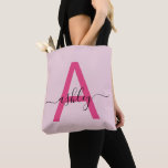 Hot Pink Modern Script Girl Monogram Name<br><div class="desc">Mit dieser Tasche aus Monogramm heben Sie Ihren Alltag auf. Diese Tasche mit einem auffälligen, rosa Buchstaben "A" und einem eleganten Drehbuch, das Ihren Namen personalisiert, verbindet modernen Minimalismus mit einer gürtelhaften Touch. Das geräumige, langlebige Design macht es zu einem perfekten Accessoire für jeden Anlass - egal ob Sie Aufträge...</div>