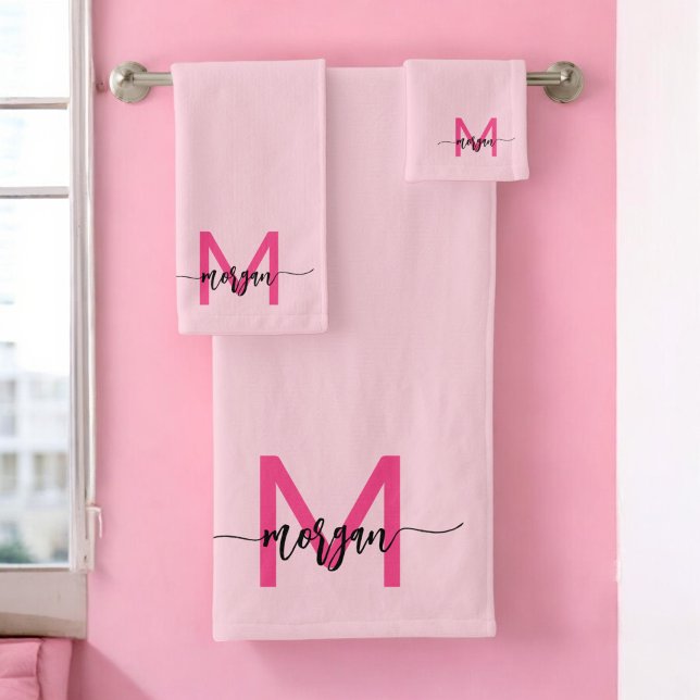 Hot Pink Modern Script Girl Monogram Name Badhandtuch Set (Von Creator hochgeladen)