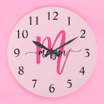 Hot Pink Modern Script Girl Monogram Name Große Wanduhr<br><div class="desc">Machen Sie mit unserer Hot Pink Modern Script Girly Monogram Name Large Clock eine mutige Aussage in Ihrem Raum! Mit einem lebhaften, heißen rosa Design und personalisiert mit Ihrem Namen in einem eleganten, modernen Drehbuch fügt diese Uhr jedem Zimmer eine stilvolle und persönliche Touch hinzu. Ideal für Schlafzimmer, Büroräume oder...</div>
