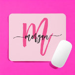 Hot Pink Modern Script Girl Monogram Name Mousepad<br><div class="desc">Fügen Sie Ihrem Arbeitsbereich mit unserem Hot Pink Modern Script Girly Monogram Name Mouse Pad einen Pop Farbe hinzu! Dieses Mouse-Pad vereint Stil mit Praxisnähe und zeichnet sich durch ein lebhaftes, rosa Design aus, das mit Ihrem Namen in einem schicken, modernen Drehbuch personalisiert ist. Die glatte Oberfläche sorgt für präzise...</div>