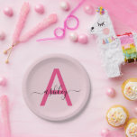 Hot Pink Modern Script Girl Monogram Name Pappteller<br><div class="desc">Lassen Sie sich von diesen eleganten und stilvollen Tellern mit feinem Monogramm-Design verzaubern. Die Kombination aus einem heißen rosa Initial und dem personalisierten Drehbuch Ihres Namens schafft eine moderne und zeitlose Ästhetik, die Eleganz und Flair perfekt in Einklang bringt. Ideal für Feierlichkeiten, die Bequemlichkeit und Schönheit erfordern, sind diese Teller...</div>