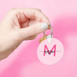 Hot Pink Modern Script Girl Monogram Name Schlüsselanhänger<br><div class="desc">Behalt deine Schlüssel stilvoll mit unserem Hot Pink Modern Script Girly Monogram Name Schlüsselanhänger! Dieser Schlüsselanhänger mit seinem lebhaften, rosafarbenen Design ist mit Ihrem Namen in einem schicken, modernen Drehbuch für eine maßgeschneiderte, modische Touch personalisiert. Ideal, um einen Flair in Ihre Tasche zu stecken, sowohl praktisch als auch stilvoll. Dieser...</div>