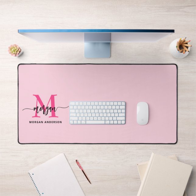 Hot Pink Modern Script Girl Monogram Name Schreibtischunterlage (Büro 1)