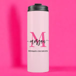 Hot Pink Modern Script Girl Monogram Name Thermosbecher<br><div class="desc">Bleibe stylisch hydriert mit unserem Hot Pink Modern Script Girly Monogram Name Thermal Tumbler! Mit seinem lebhaften, rosa Design und personalisiert mit Ihrem Namen in einem modernen Drehbuch verbindet dieser Schuster Mode mit Funktionalität. Ideal für stundenlang warme oder kalte Getränke, ideal für unterwegs. Aus hochwertigem Edelstahl gefertigt, ist es sowohl...</div>