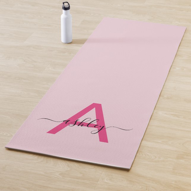 Hot Pink Modern Script Girl Monogram Name Yoga Yogamatte (Beispiel)