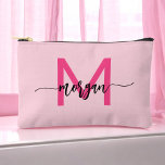 Hot Pink Monogram Name Girl's Script Zubehörtasche<br><div class="desc">Organisieren Sie Ihre Essentials stilvoll mit unserem Hot Pink Monogram Name Girl's Script Accessory Pouch! Mit seinem kühnen, rosa Design ist dieser Beutel mit Ihrem Namen in einem eleganten Script-Schriftart personalisiert für eine schicke, individuelle Touch. Perfekt für die Lagerung von Kosmetika, Schreibwaren oder kleinen Accessoires, kombiniert es Praktikabilität mit Flair....</div>