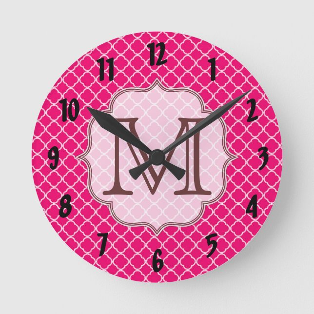 Hot Pink Quarterfolie Latti Monogram Wall Clock Runde Wanduhr (Vorderseite)