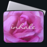 Hot-Pink-Rose-Foto zur Inhalation von Zitaten Mode Laptopschutzhülle<br><div class="desc">Ein nahes Foto einer pulsierenden lila-rosa Rose will zum "Stoppen und Riechen der Blume". Entspannen Sie sich und inhalieren Sie die Schönheit dieses Fotos, wenn Sie diese atemberaubende Fotografie neopren Laptop Ärmel. Dieser Laptop-Ärmel ist in drei Größen erhältlich: 15 Zoll, 13 Zoll und 10 Zoll. Ein tolles Geschenk für jemanden,...</div>