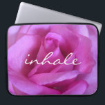 Hot-Pink-Rose-Foto zur Inhalation von Zitaten Mode Laptopschutzhülle<br><div class="desc">Ein nahes Foto einer pulsierenden lila-rosa Rose will zum "Stoppen und Riechen der Blume". Entspannen Sie sich und inhalieren Sie die Schönheit dieses Fotos, wenn Sie diese atemberaubende Fotografie neopren Laptop Ärmel. Dieser Laptop-Ärmel ist in drei Größen erhältlich: 15 Zoll, 13 Zoll und 10 Zoll. Ein tolles Geschenk für jemanden,...</div>