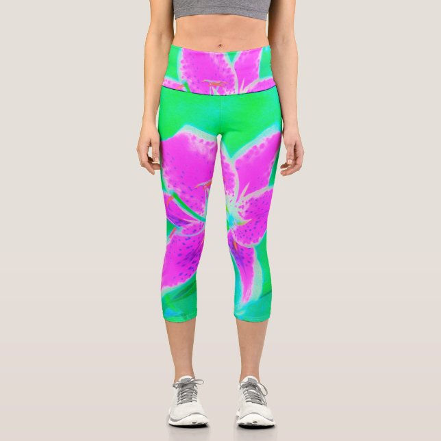 Hot Pink Stargazer Liege auf Türkis und Grün Capri Leggings (Vorderseite)