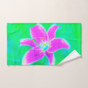 Hot Pink Stargazer Liege auf Türkis und Grün Handtuch
