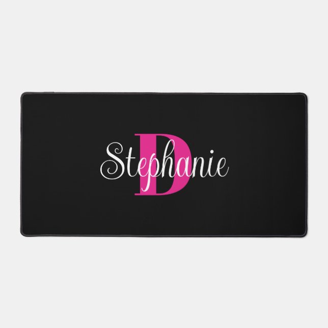 Hot Pink White und Black Niedlich Modern Monogram Schreibtischunterlage (Vorderseite)