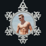 Hot Typ Bare Chest Muskel Abs Beach Shirless Schneeflocken Zinn-Ornament<br><div class="desc">Hot Typ Bare Chest Muscular Abs Beach Shirtless Foto Ornament - Hänge diesen sexy Typ auf deinem Urlaubsbaum oder Zeug einen Strumpf für diese besondere Person mit diesem männlich gestümten Weihnachtsschmuck.</div>