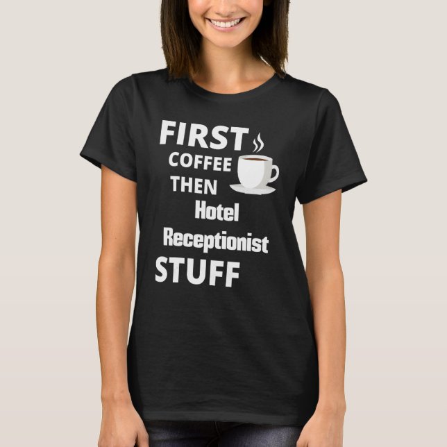 Hotelrezeptionist erster Kaffee dann Job Stuff T-Shirt (Vorderseite)