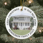 House Fotos First Xmas Neuer Zuhause Name & Year W Keramik Ornament<br><div class="desc">Feiern Sie die Freude an Ihrem neuen Ort mit einem maßgeschneiderten 2-Foto "Erste Weihnachten in unserer neuen Zuhause" schwarz-weiß runden Keramik Ornament. Aufnahme und Bilder auf dieser Vorlage sind einfach zu personalisieren. (IMAGE & TEXT DESIGN TIPS: 1) Um die Position der Formulierung anzupassen, fügen Sie Leerzeichen am Anfang oder Ende....</div>