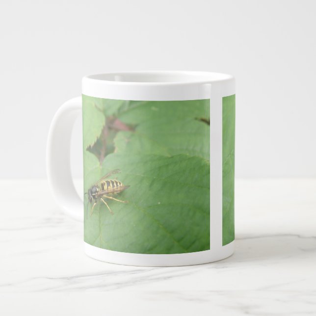 Hoverfly auf der Leaf-Tasse Jumbo-Tasse (Vorderseite Links)