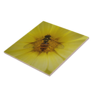 Hoverfly auf der Marigold Tile Fliese