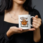 Howdy Pumpkin Kaffeetasse<br><div class="desc">Howdy Kürbis mit Cowboyhut und Kakteen im Hintergrund. Ein Western inspiriert Howdy-Kürbis. Es ist das perfekte Geschenk für jemanden,  der Cowboys und Halloween Lieben. Ein Halloween-Geschenk für Frauen</div>