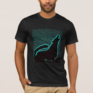 Howl'in Wolf Silhouette gegen den blauen Nachthimm T-Shirt