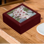 Hoya Pflanze Blume Floral Erinnerungskiste<br><div class="desc">In dieser hölzernen Geschenkboxen mit Keramik-Fliesen,  die ein Foto von den hübschen,  kleinen Blume der tropischen Hoya-Pflanze,  auch Wax-Pflanze genannt,  darstellt,  werden Schmuck,  Schmuck und andere kleine Keepsakes aufbewahrt. Ein schönes,  blumengeschmücktes Design! Wählen Sie Ihre Geschenkboxen und Farbe.</div>