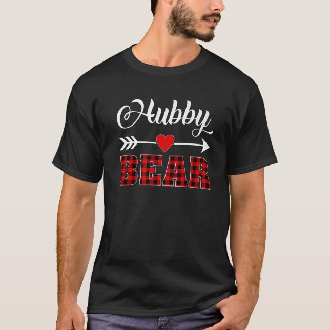 Hubby Bear Buffalo Karierte Weihnachtsliegefamilie T-Shirt (Vorderseite)