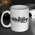 Hubby Couple Wedding Anniversary Custom Retro Kaffeetasse<br><div class="desc">Sie suchen ein niedliches Jubiläum oder ein Valentingeschenk für Ihren Mann oder Ihre Ehefrau? Oder das perfekte Budget für Hochzeitsgeschenk? Karo diese Hubby Couple Wedding Anniversary Custom Retro Kaffee Tasse. Es kann leicht personalisiert werden, indem Sie Ihre eigene Liebe Jahr auf dem Mu. Natürlich haben wir auch die passende hubby...</div>