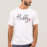 Hubby in Kalligrafie Script Honeymoon Couple T-Shirt<br><div class="desc">Ein paar T-Shirts mit den Worten "Hubby" und "Wifey" in einem schönen Kalligraphieskript,  das mit einem roten Herz Akzent gesetzt ist. Etwas niedlich zu tragen für die Flitterwochen!</div>