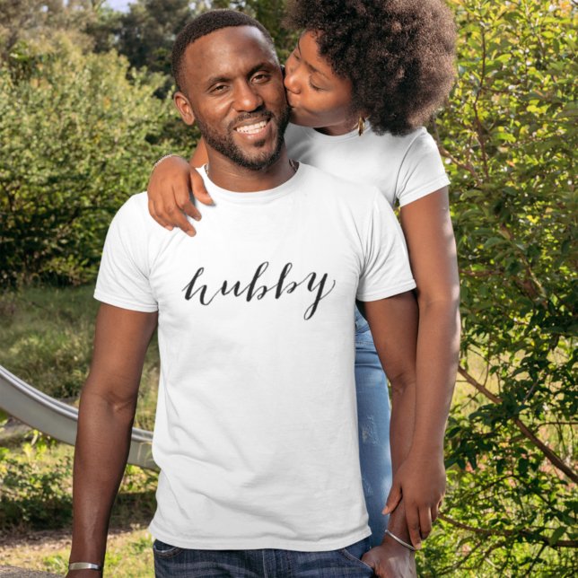 Hubby Modern Black Script White Mens T-Shirt (Von Creator hochgeladen)