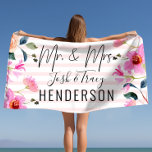Hubby und Wifey Mr. and Mrs., Bride and Groom Strandtuch<br><div class="desc">Machen Sie eine Erklärung am Pool oder am Strand mit unserer großen Auswahl an niedlichen,  individuell anpassbaren Badetüchern. Wir haben elegante,  klassische und lustige Volldruckdesigns. Nur verheiratet,  Hochzeitsprichwörter,  Propheten für Hochzeiten,  Hochzeitsdekoration,  frische Weds,  Hochzeitsempfang,  Flitterwochen,  Personalisiertes Hochzeitsfest-Verlobung-Brautparty.</div>