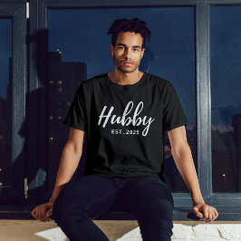 Hubby White Script "EST 202X" - Moderne Trauzeugen T-Shirt