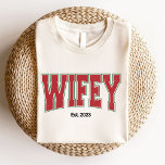 Hubby Wifey Christmas Bridal Wedding Verlobung T-Shirt<br><div class="desc">Dieser T - Shirt zeichnet sich durch ein Vintages Design mit grünem Rot aus,  sagt Wifey Est. 2023. Bestes Weihnachtsgeschenk für Bridal Wedding Verlobung.</div>