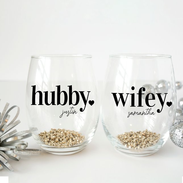 Hubby & Wifey | Personalisiert Name Newlyweds Weinglas Ohne Stiel (Von Creator hochgeladen)