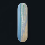 Hübsch Beach Foto Custom Seashore Sandpiper Skateboard<br><div class="desc">Dieses wunderschöne Foto Skateboard besticht durch die schönen,  blauen Wellen,  die sich über das Ufer des Strandes ziehen. Das hübsche helle Blau des sonnigen Himmels und des Ozeans sowie der helle Sand des Strandes bilden den perfekten Hintergrund für das Skateboarden im Sommer.</div>