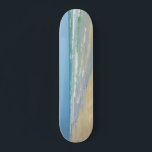 Hübsch Beach Foto Custom Seashore Sandpiper Skateboard<br><div class="desc">Dieses wunderschöne Foto Skateboard besticht durch die schönen,  blauen Wellen,  die sich über das Ufer des Strandes ziehen. Das hübsche helle Blau des sonnigen Himmels und des Ozeans sowie der helle Sand des Strandes bilden den perfekten Hintergrund für das Skateboarden im Sommer.</div>