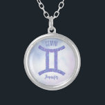 Hübsch Gemini Astrologie Signieren Personalisiert  Versilberte Kette<br><div class="desc">Diese hübsche,  lila und lavendelartige Gemini-Halskette weist Ihr astrologisches Zeichen aus dem Zodiac in einem wunderschönen Funkeln wie den Sternbildern auf. Passen Sie dieses niedliche Astrologie-Symbol mit Ihrem Namen in kursiver Schrift für jemanden an,  der Ende Mai oder Anfang Juni Geburtstag hat.</div>