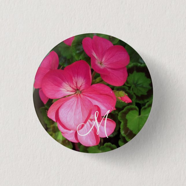 Hübsch Girl Pink Geranium Foto Monogram   Button (Vorderseite)